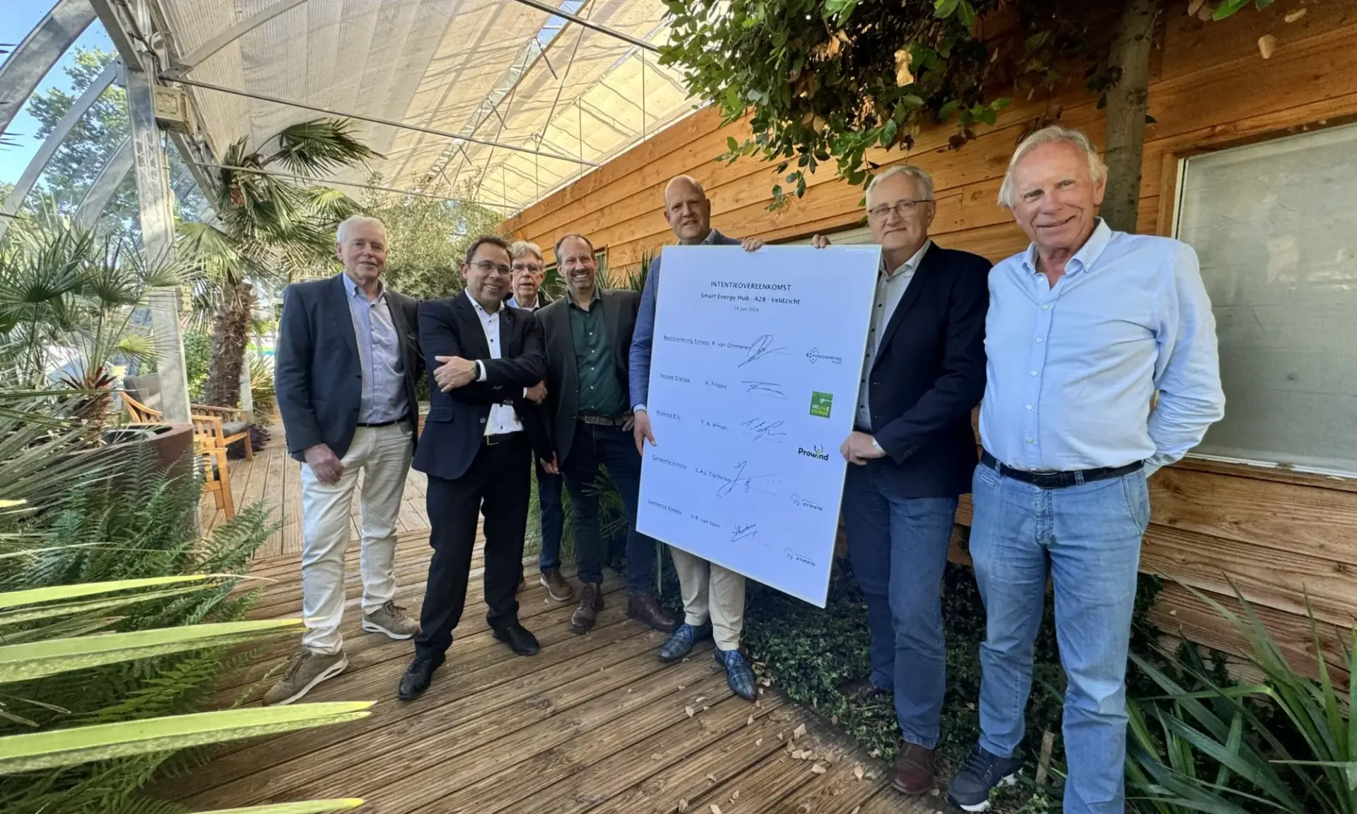 Teamleden van Green Grid Solutions presenteren een projectbord als onderdeel van netcongestie oplossingen op locatie Horst & Telgt.