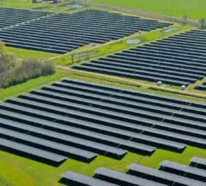 Zonnepark Klarenbeek met zonnepanelen en slimme energieopslagoplossing van Green Grid Solutions.