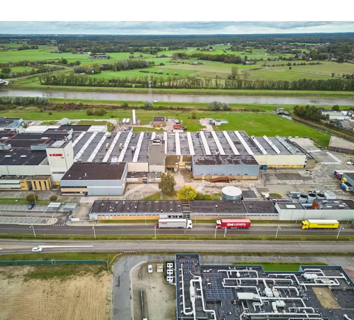 Luchtfoto van Smart Hub Zutphen, een knooppunt voor slimme energienetwerken met windenergie en batterijopslag.