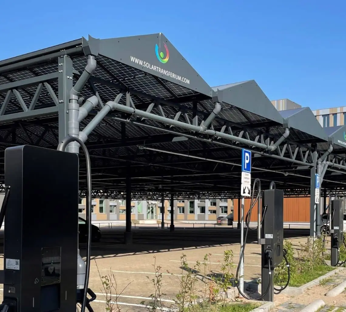 Zonnepanelen op het Solar Transferium in Zwolle, een duurzaam laadplein met energieopslag.
