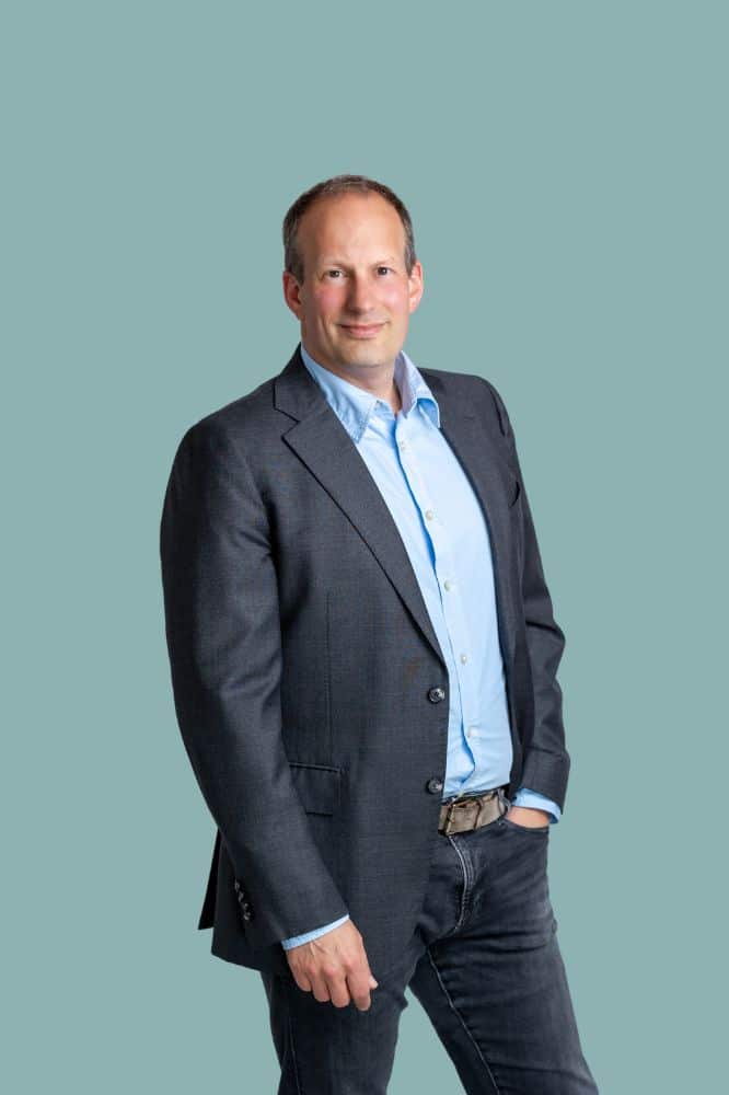 Over Ons : Thijs Afman, Founder of Green Grid Solutions standing in formal attire